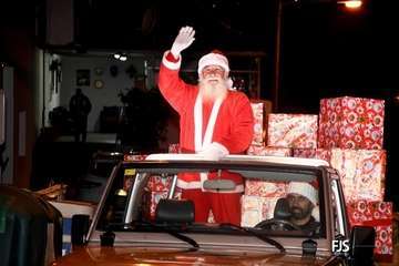 Papá Noel irrumpe en Lomo Magullo en un 4x4/FJS Fotografía.